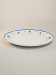 GRANDE TRAVESSA OVAL EM PORCELANA SCHMIDT COM DECORAÇÃO FLORAL MULTICOLORIDA E BORDA AZUL. MEDIDA: 41, 5 CM DE COMPRIMENTO X 27 CM DE LARGURA X 3,5 CM DE ALTURA