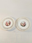 2 PRATOS DECORATIVOS COM CENAS ROMÂNTICAS COM BORDA VAZADA EM PORCELANA  MAMUFATURA SCHMIDT. MEDIDA: 17,5 CM D