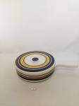 PANELA EM CÊRAMICA ALEMÃ NOS TONS DE BRANCO, AZUL E LARANJA MARCADO ARZRBRRG 3000 FEUERFEST. MEDIDA: 7 CM DE ALTURA X 22,5 CM D