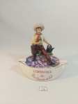 ANTIGO CINZEIRO EM PORCELANA REBIS PORTO ALEGRE REPRESENTANDO GAÚCHO TOMANDO CHIMARRÃO. MARCADO LEMBRANÇA DO RIO GRANDE DO SUL. MEDIDA. 14 CM DE ALTURA X BASE 12,5 CM X 11,5 CM