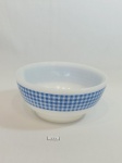 TRAVESSA FUNDA REDONDA/BOWL  EM VIDRO OPALINADO TERMO REY QUADRICULADA NO TOM DE AZUL . MEDIDA: 15,5 CM X 7 CM DE ALTURA