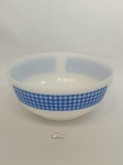 TRAVESSA FUNDA REDONDA/BOWL  EM VIDRO OPALINADO TERMO REY QUADRICULADA NO TOM DE AZUL . MEDIDA: 19 CM D X 8 CM DE ALTURA