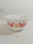 TRAVESSA REDONDA FUNDA/BOWL  EM VIDRO OPALINADO PIREX AMERICANO COM DECORAÇÃO DE PASSÁROS NOS TONS DE VERMELNHO E LARANJA. MEDIDA 14,5 CM D X 8 CM DE ALTURA