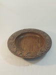 BELÍSSIMO CENTRO DE MESA EM MADEIRA  DELEI POSSIVELMENTE JACARANDA  RICAMENTE TRABANHADO COM DECORAÇÃO DE CACHOS DE UVA, MARCADO EKA, COM AVARIA  RESTAURO NA MADEIRA.  MEDIDA:  30 CM D X 5 CM DE ALTURA