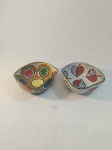 2 BOWLS EM CERÂMICA PINTADA À MÃO SENDO UM COM DECORAÇÃO DE FOLAHAS E OUTRA DE CIRCULOS MULTICOLORIDOS. MEDIDA: MAIOR 14,5 CM X 15 CM X 6 CM DE ALTURA, MENOR 14,5 CM X 14,5 CM X 5,5 CM