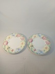 2 PRATOS RASOS DECORATIVOS EM PORCELANA ALEMÃ MARCADO VILLEROY E BOCH COM DECORAÇÃO FLORAL COM BORBOLETA MULTICOLORIDOS. MEDIDA: 27,5 CM D