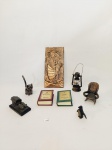 LOTE COM 8 MINIATURAS SENDO 1 LIVRO OS LUSÍADAS DE CAMÕES E 1 HAMLET DE SHAKESPEARE, 1 APONTADOR DE METAL MODELO LAMPIÃO ANTIGO, 1 MINIATURA DE CADEIRA DE BALANÇO, 1 MINIATURA DE CHARRETE EM METAL,1 PINGUIM E UM QUADRO EM ALTO RELEVO EM FOLHA DE COBRE, 1 MINIATURA DE GATO. MEDIDA: MAIOR QUADRO 19 CM X 8 CM, MENOR PINGUIM 4 CM