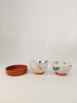 JOGO COM 2 BOWLS EM CERÂMICA COM DECORAÇÃO DE PASSÁROS  E 1 TRAVESSA EM CÊRAMICA  MARROM. MEDIDA: BOWLS 12 CM X 7 CM DE ALTURA, TRAVESSA 14,5 CM D 3,5 CM DE ALTURA