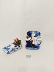 LOTE COM 1 ESCULTURA EM PORCELANA HOLANDESA REPRESENTANDO CASAL SE BEIJANDO E 1 OBJETO DECORTIVO REPRESENTANDO SAPATO EM PORCELANA HOLANDESA COM FLORES, NOS TONS DE AZUL E BRANCO. MEDIDA: ESCULTURA 9 CM DE ALTURA X 7,5 CM DE COMPRIMENTO, SAPATO 9,5 CM DE COMPRIMENTO X 4 CM DE LARGURA X 4 CM DE ALTURA