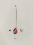 LOTE COM 1 COLAR EM METAL PRATEADO COM PINGENTE EM MURANO E 2 PINGENTES EM MURANO MULTICOLORIDO. MEDIDA:MAIOR COLAR 24 CM DE COMPRIMENTO, MENOR PINGETE 1 CM