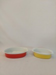 LOTE COM 2 REFRATÁRIAS EM PORCELANA REAL COLORAMA PARA FORNO E MESA NOS TONS DE VERMELHO E AMARELO. MEDIDA: MAIOR: 24 CM X 14,5 CM DE LARGURA X 5,5 CM DE ALTURA, MENOR 20,5 CM DE COMPRIMENTO X 13 CM DE LARGURA X 5,5 CM DE ALTURA