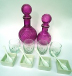Lote em jogo : 2 licoreiras bico de jaca tom rosado escuro - 21 e 17,5 cm + 4 copos shot 5,5 cm + 4 molheiras 5 x 5cm com colherinhas - em porcelana 
