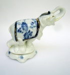 Elefante circense em porcelana anos 60 azul e branca filetada a ouro - 11 cm de altura 12 de largura