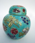 Vaso em porcelana azul claro com floral estilo Oriental mede 7 cm - acompanha base madeira (peanha)