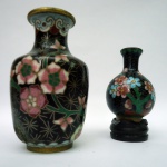 Lote com 2 vasos cloisonné + peanha p/ menor - cor preto com trabalho floral - 8x5cm e 5,5x3,5 