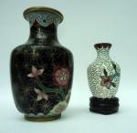Lote com 2 vasos cloisonné + peanha p/ menor - cor preto e branco - trabalho floral - 8x5cm e 5,5x3,5 