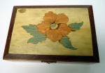 Linda Caixa em madeira e chapa tp. eucatex - com trabalho tp. marchetaria - 15 x 10 x 4 cm com fecho