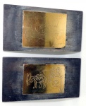 SHIH HWA - 2 Quadros placas de metal amarelo sobre madeira 17,5 X 9 cm - assinados c/ ref. nos versos