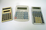 Lote com 3 calculadoras (uma semi científica) + 1 capa estojo - usadas sem testes