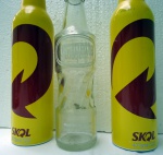 2 Garrafas Skol de alumínio e uma antiga Grapette anos 60/70 vidro.