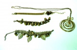 3 pulseiras e 1 colar em metal dourado - bijuteria fina