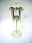 Lindo castiçal em metal estilo poste com janelinhas de vidro e suporte p/ vela flutuante 23 x 9 cm