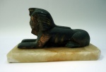 Estatueta 12 x 5 cm em bronze no pedestal de mármore 14 x 6 cm - Esfinge de Gizé 