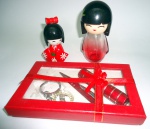 Conj. Porta-perfumes + Gueixa Feliz + cx c: caneta + chaveiro + perfumeiro de bolsa - tons vermelhos
