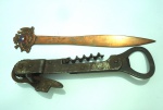 Antigo saca-rolhas e abridor de garrafas + abre-cartas chileno metal cobreado c/ escudo do Chile 16cm