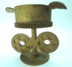 Curioso porta cigarros e cinzeiro, feito com sucata de peças mecânicas - anos 70 - 8 x 9 cm