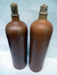 2 Garrafas em Cerâmica (na cor) da Destilaria Erven Lucas Bols - tampas de rolha não originais  anos 70