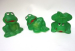 Trio de Sapinhos verdes em cerâmica maior 8 x 7 cm