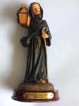 IMAGEM EM RESINA DI ANGELO - SÃO LONGUINHO - O SANTO DAS COISAS PERDIDAS - DETALHES E FARTA DECORAÇÃO - MEDE 20 X 10 CM