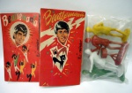 2 conjuntos THE BEATLES - EMIROBER originais 1964 - trazendo no fecho 1 JOHN LENNON e 2 George Harrison - cada saquinho contém 4 músicos alusivos à Banda de Liverpool - em plástico 8 cm cada