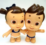 Casal de bonecos de vinil  - promo - Nívea Cosméticos - proteção solar - mudam a cor - 19 e 21 cm