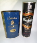 2 latas de Whisky : 1 Ballantines 26x16 cm oval e outra Glenfiddich c/ tampa 33x10 cm (só as latas)