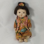 BRINQUEDO ANTIGO - Maravilhosa BONECA JAPONESA em Porcelana, com trajes típicos e olhos de vidro. Mede aprox. 20,5 cm de altura. Apresenta marcas do tempo.