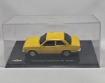 Miniatura Chevrolet Chevette SL 1979, Chevrolet Collection, Escala 1/43.Item no estado conforme fotos. Carrinho de coleção. Possui pequeno trinco no acrílico.