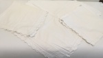 Lote contendo 3 capas para almofadas com acabamento em bordado e bainha laçada, em tecido de algodão branco, medindo 60 x 60 cm.
