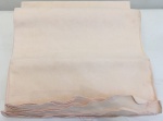 SCAVONE- Lindíssima toalha de banquete em grosso tecido adamascado no tom rosa bebê, medindo 220 x 180 cm (manchas do tempo de guardada).