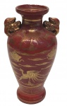 Belo vaso de cerâmica oriental , selado na base, na cor terracota com pintura em ouro, medindo 16 cm de altura.