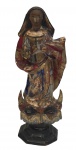 ARTE SACRA- ANTIGA ESCULTURA EM MADEIRA POLICROMADA , REPRESENTANDO NOSSA SENHORA DA CONCEIÇÃO, MEDINDO 27 CM C ALT (NO ESTADO).