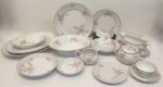 NORITAKE NIPPON- ESPETACULAR CONJUNTO EM NOBRE PORCELANA JAPONESA CONTENDO 89 PEÇAS: 2 TRAVESSAS OVAIS MEDINDO 35 X 26 CM E 30 X 22 CM (ESTA COM BICADO), 1 COVILHETE MEDINDO 21 X 12 CM, 1 TRAVESSA FUNDA OVAL COM ALÇAS MEDINDO 27 X 20 CM, 12 BOWLS MEDINDO 18 CM DIAM, 11 POTES PARA SOBREMESA MEDINDO 13 CM DIAM, 12 PRATINHOS MEDINDO 16 CM DIAM, 12 PRATOS DE SOBREMESA MEDINDO 19CM DIAM, 12 PRATOS RASOS MEDINDO 25 CM DIAM, 10 XÍCARAS DE CHÁ E 12 PIRES, 1 MOLHEIRA MEDINDO 23 CM COMP, 1 LEITEIRA, 1 AÇUCAREIRO E 1 MANTEGUEIRA.