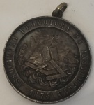 COLECIONISMO- MEDALHA COMEMORATIVA EM PRATA- "DELIBERAÇÃO DE 5 DE MARÇO DE 1882- MEDALHA DE BENEFICENCIA", NO ANVERSO "ASSOCIAÇÃO PROMOTORA DA INSTRUCÇÃO 1874".