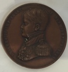 COLECIONISMO - MEDALHAS COMEMORATIVAS EM BRONZE COM A EFÍGIE DE DOM PEDRO : "D. PEDRO II IMP. CONST. E DEF. PERP. DO BRAS. E NO ANVERSO "LANÇOU A PEDRA FUNDAMENTAL DO NOVO HOSPITAL SA SANTA CASA DE MISERICÓRDIA.