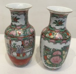 Par de vasos em porcelana oriental, medindo: aproximadamente 13 cm alt.