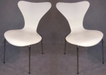 Par de lindas cadeiras em formica, ARNE JACOBSEN arquivo contemporâneo, medindo: 74 cm alt.