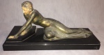 Maravilhosa escultura em bronze art deco, ao gosto Chiparus, medindo: 46 cm x 16 cm base x 21 cm alt.
