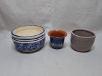 Lote de 2 cachepots e 1 vaso floreira em cerâmica vitrificada. Medindo o maior 17cm x 10,5cm de altura.