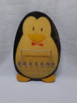 Antigo porta chaves e cartas em madeira na forma de pinguim. Medindo 38cm x 25cm.